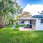 Wilton Tropical Oasis With Heated Pool And Hot Tub