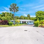 Wilton Tropical Oasis With Heated Pool And Hot Tub