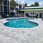 Days Inn & Suites By Wyndham Orlando Airport