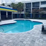 Days Inn & Suites By Wyndham Orlando Airport