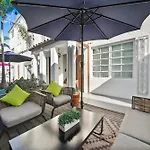 Chesterfield Hotel & Suites