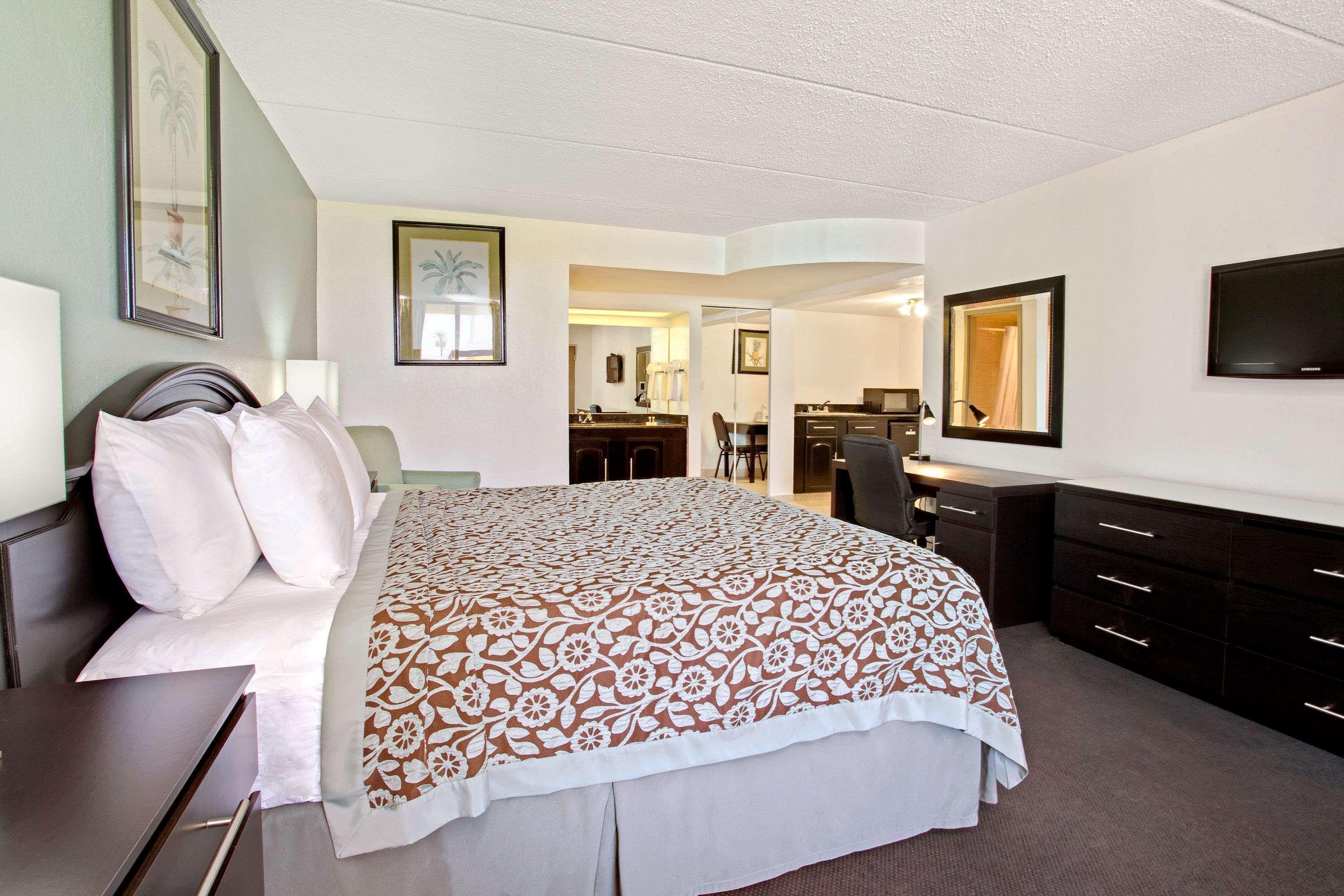 Hotel Days By Wyndham Orlando Airport Florida Mall