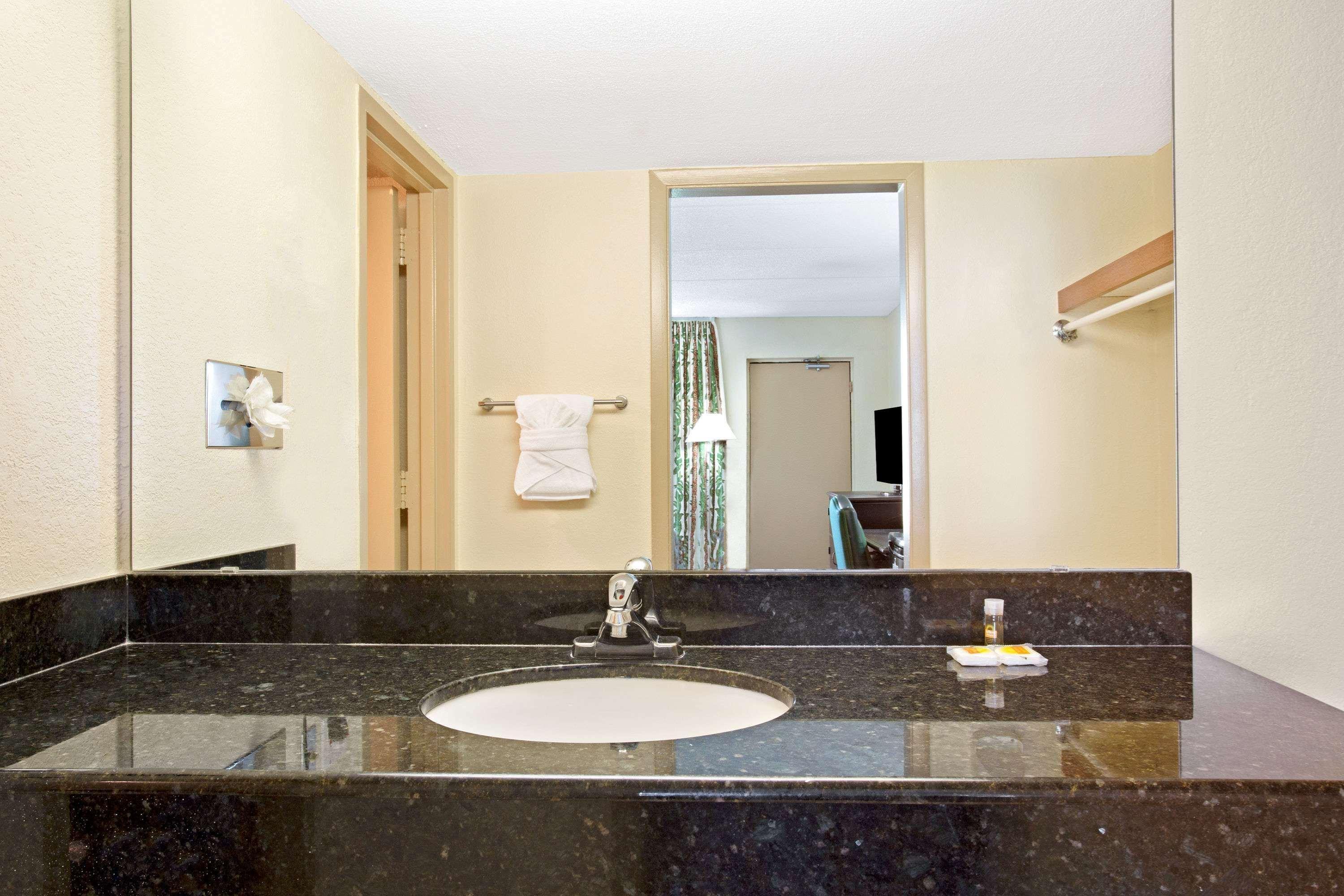 Hotel Days By Wyndham Orlando Airport Florida Mall 2*