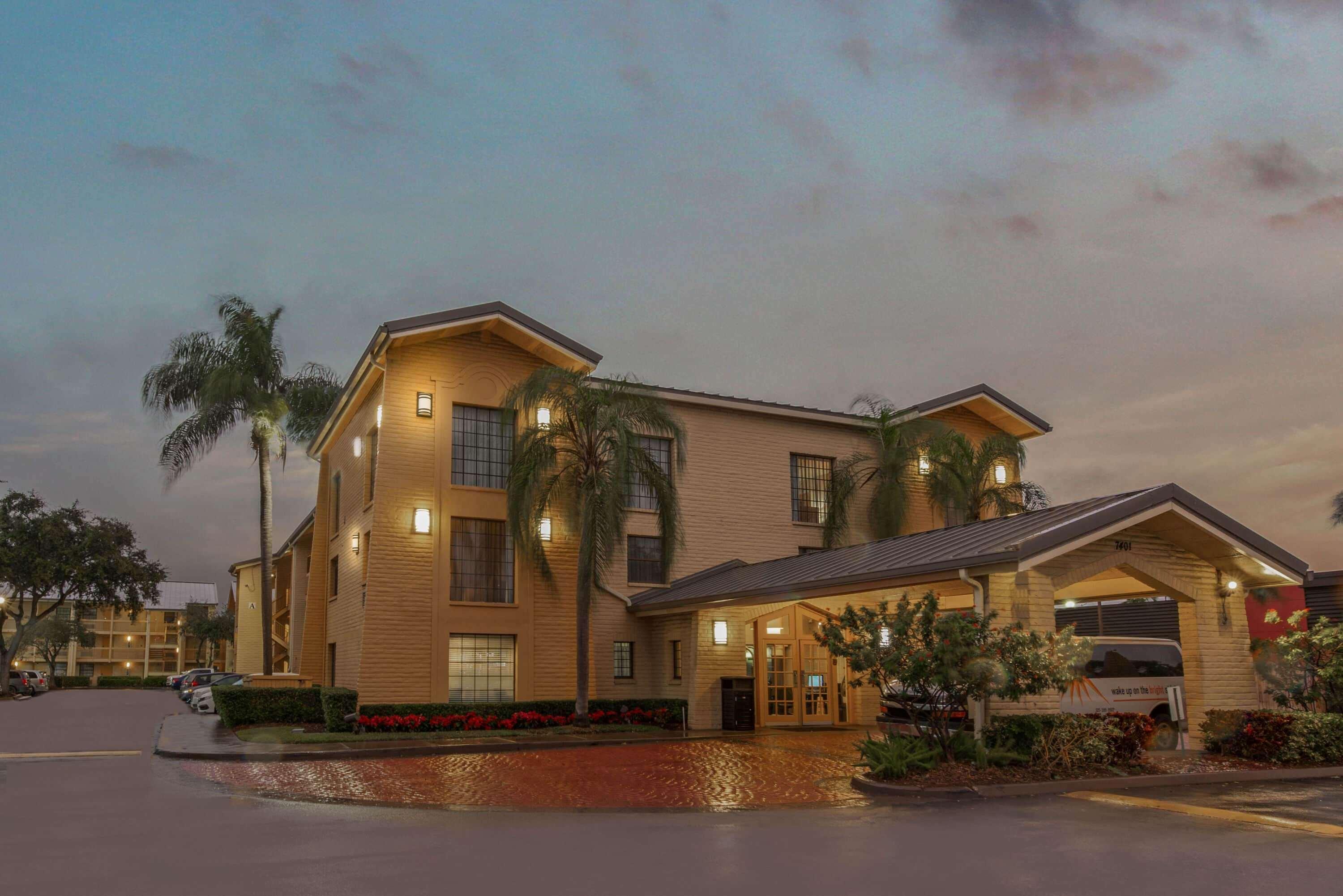 Hotel La Quinta By Wyndham Miami Airport North 3*