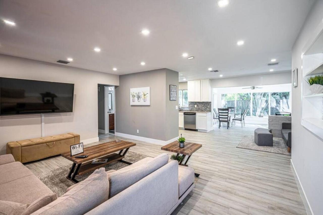 Wilton Tropical Oasis With Heated Pool And Hot Tub *
