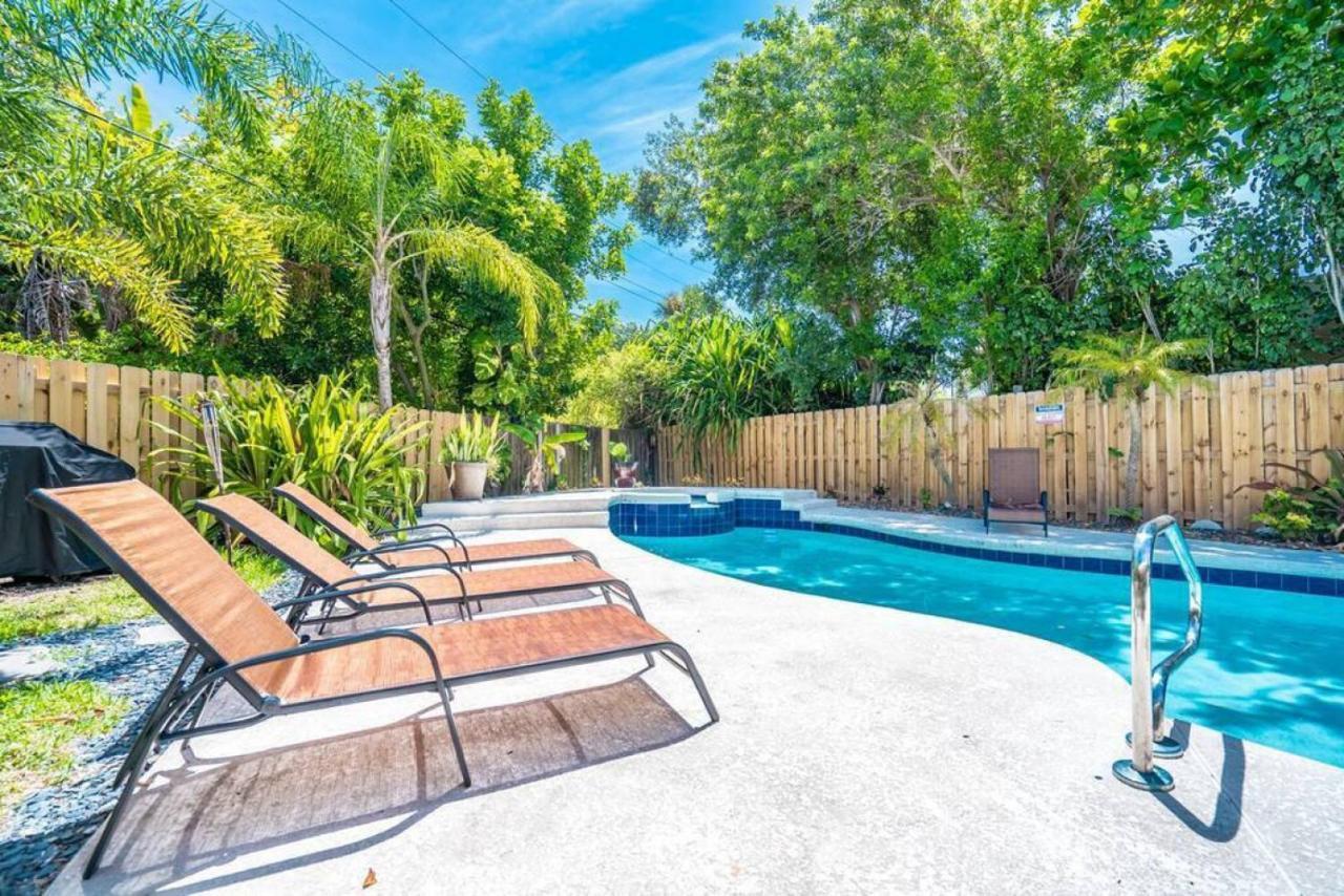 Wilton Tropical Oasis With Heated Pool And Hot Tub