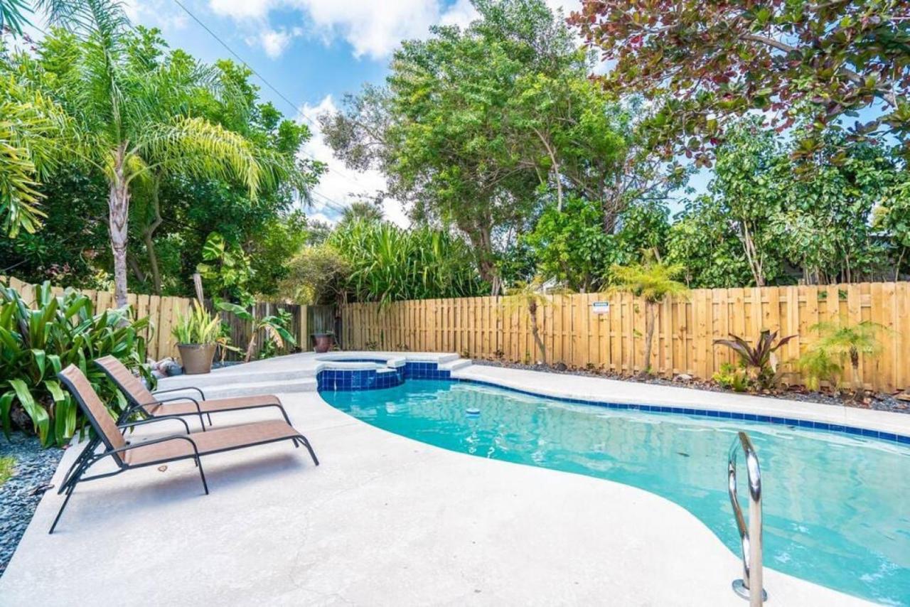 Wilton Tropical Oasis With Heated Pool And Hot Tub