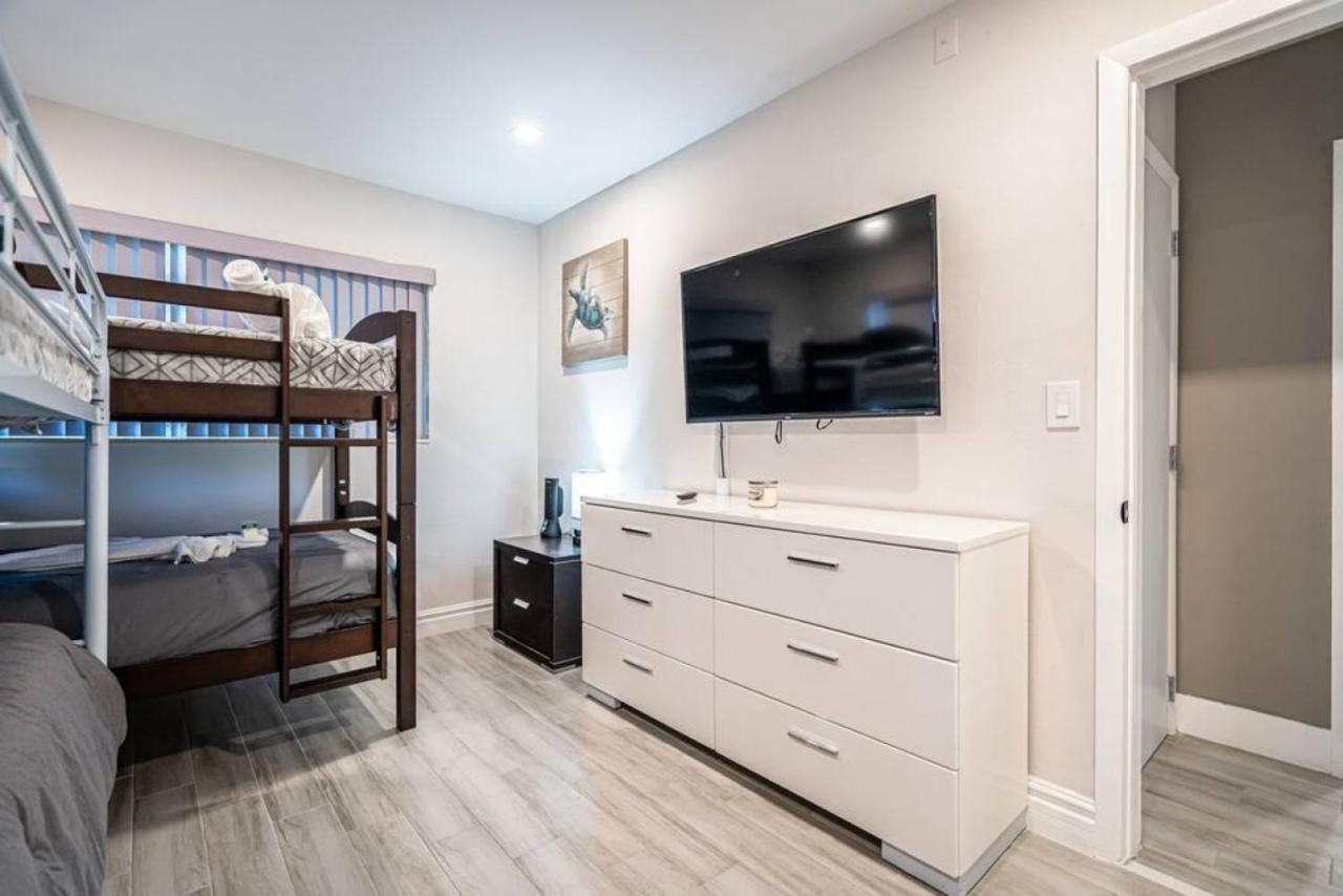 Wilton Tropical Oasis With Heated Pool And Hot Tub Holiday home Fort Lauderdale