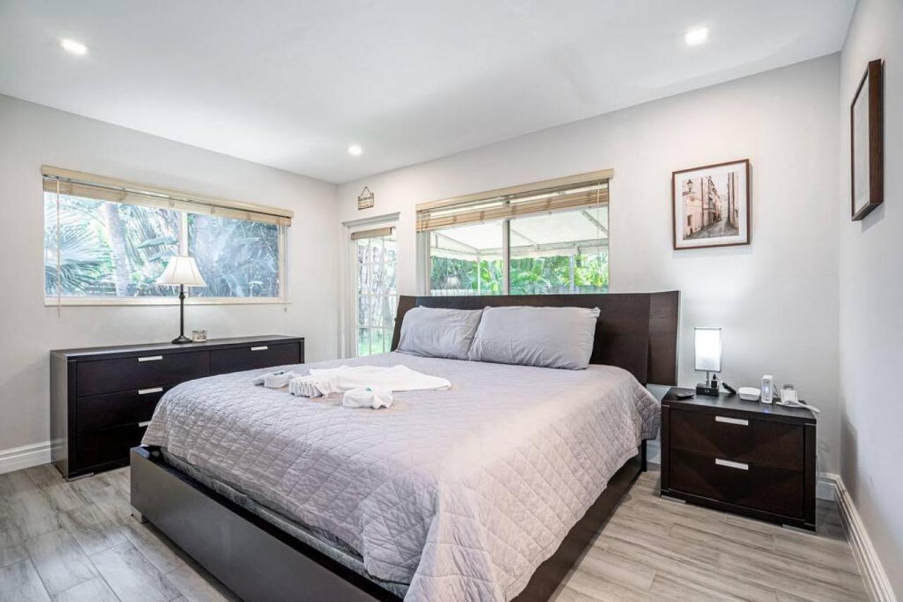 Wilton Tropical Oasis With Heated Pool And Hot Tub