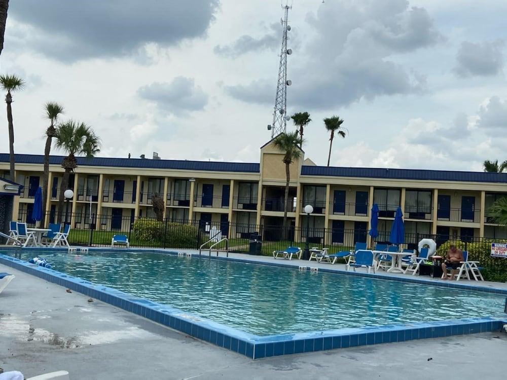 Days By Wyndham Orlando Airport Florida Mall Williamsburg