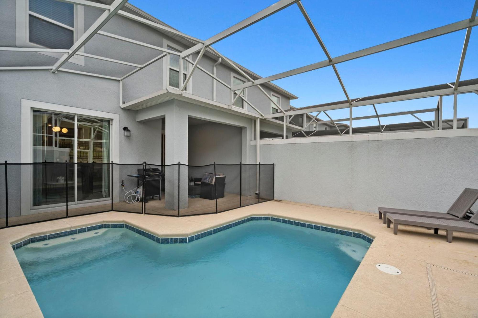 Lovely 4 Bedroom With Private Pool *