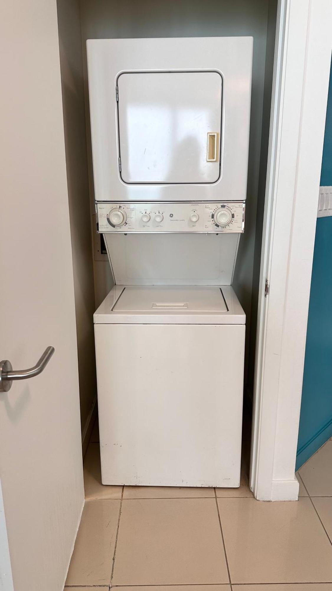 Breathtaking Direct Bay Views 2 Bedroom With Parking Apartment *