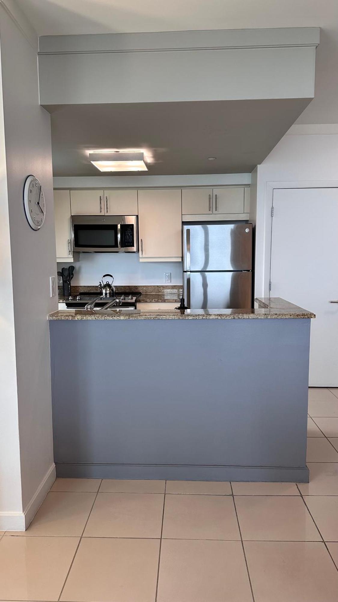 Breathtaking Direct Bay Views 2 Bedroom With Parking Apartment