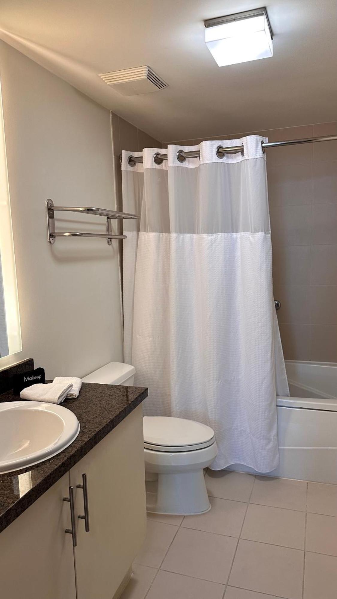 Apartment Breathtaking Direct Bay Views 2 Bedroom With Parking *