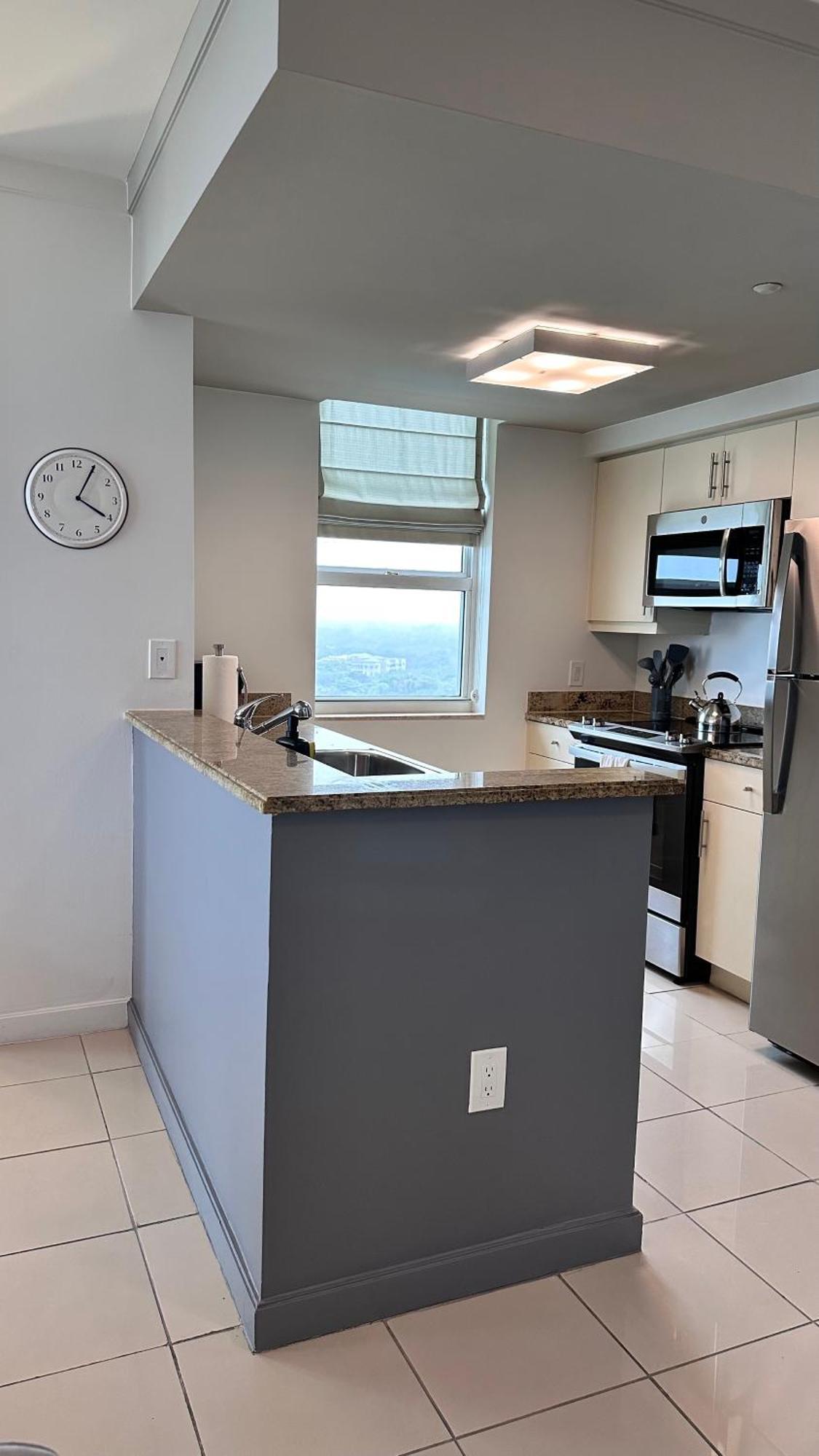 Breathtaking Direct Bay Views 2 Bedroom With Parking Apartment