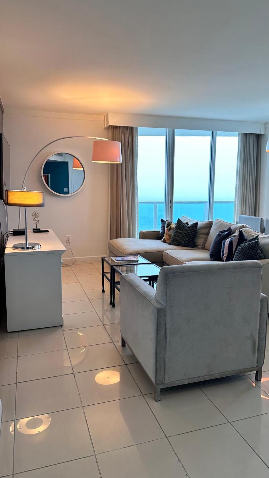 Breathtaking Direct Bay Views 2 Bedroom With Parking Apartment *