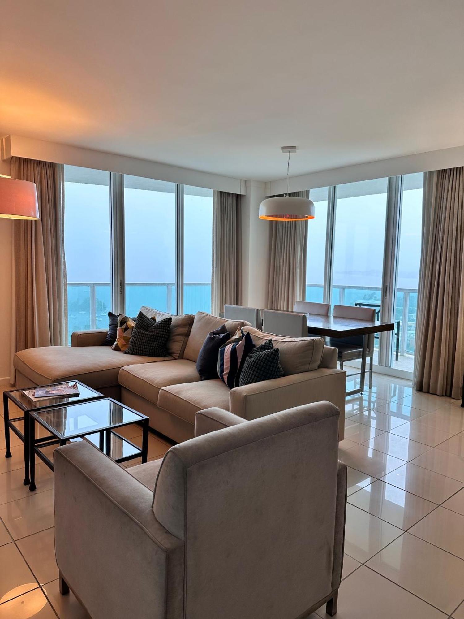 Apartment Breathtaking Direct Bay Views 2 Bedroom With Parking *