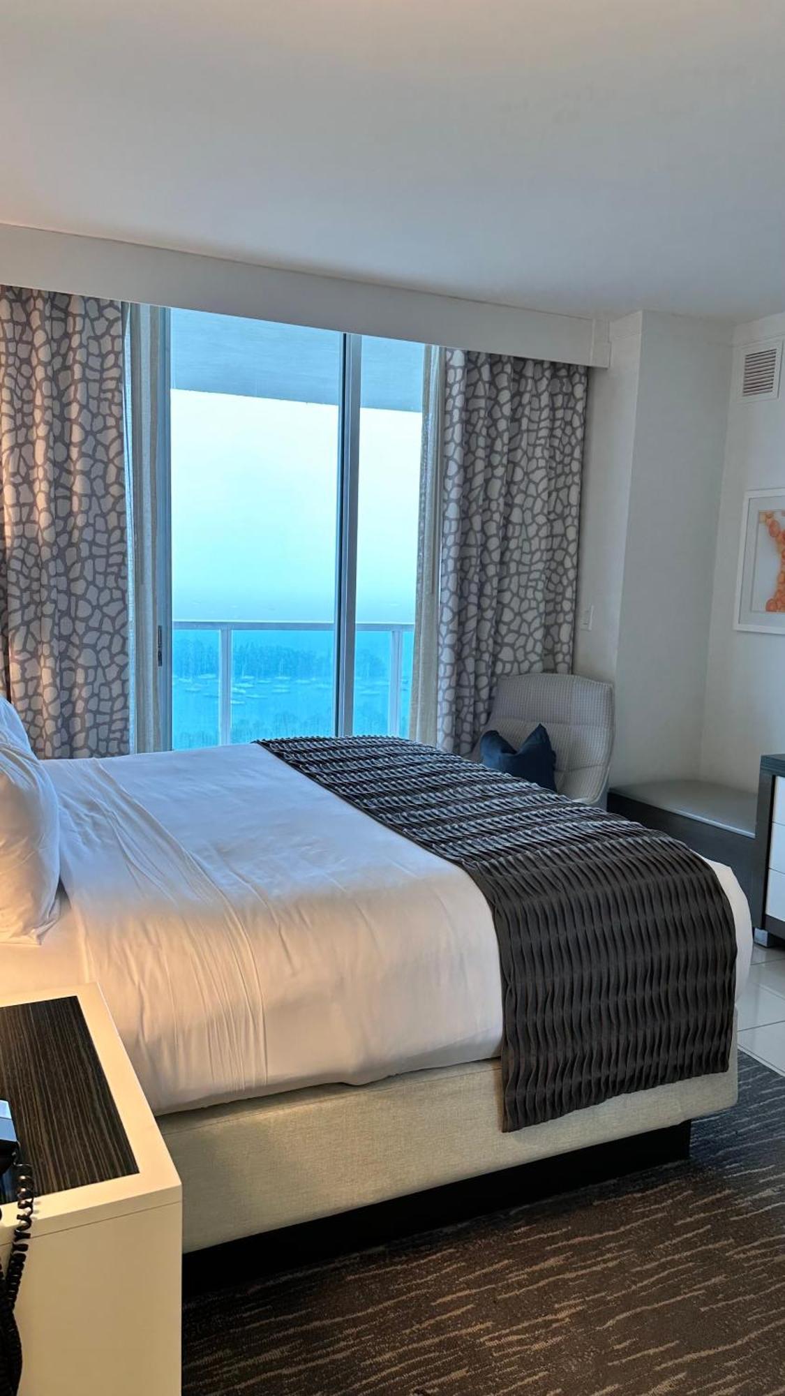 Breathtaking Direct Bay Views 2 Bedroom With Parking