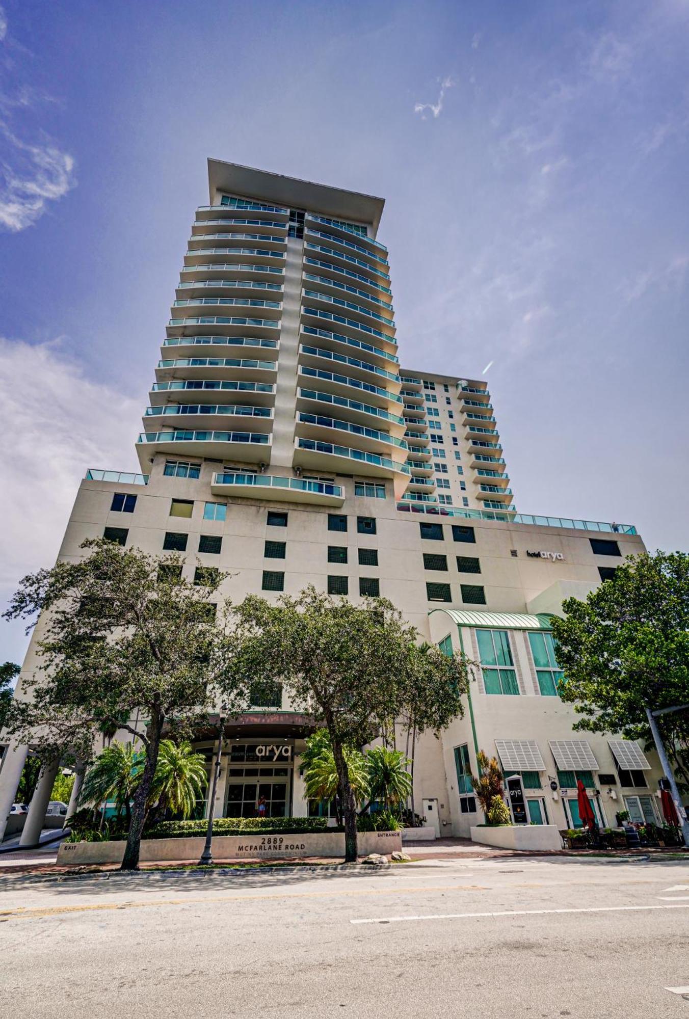 Breathtaking Direct Bay Views 2 Bedroom With Parking Apartment