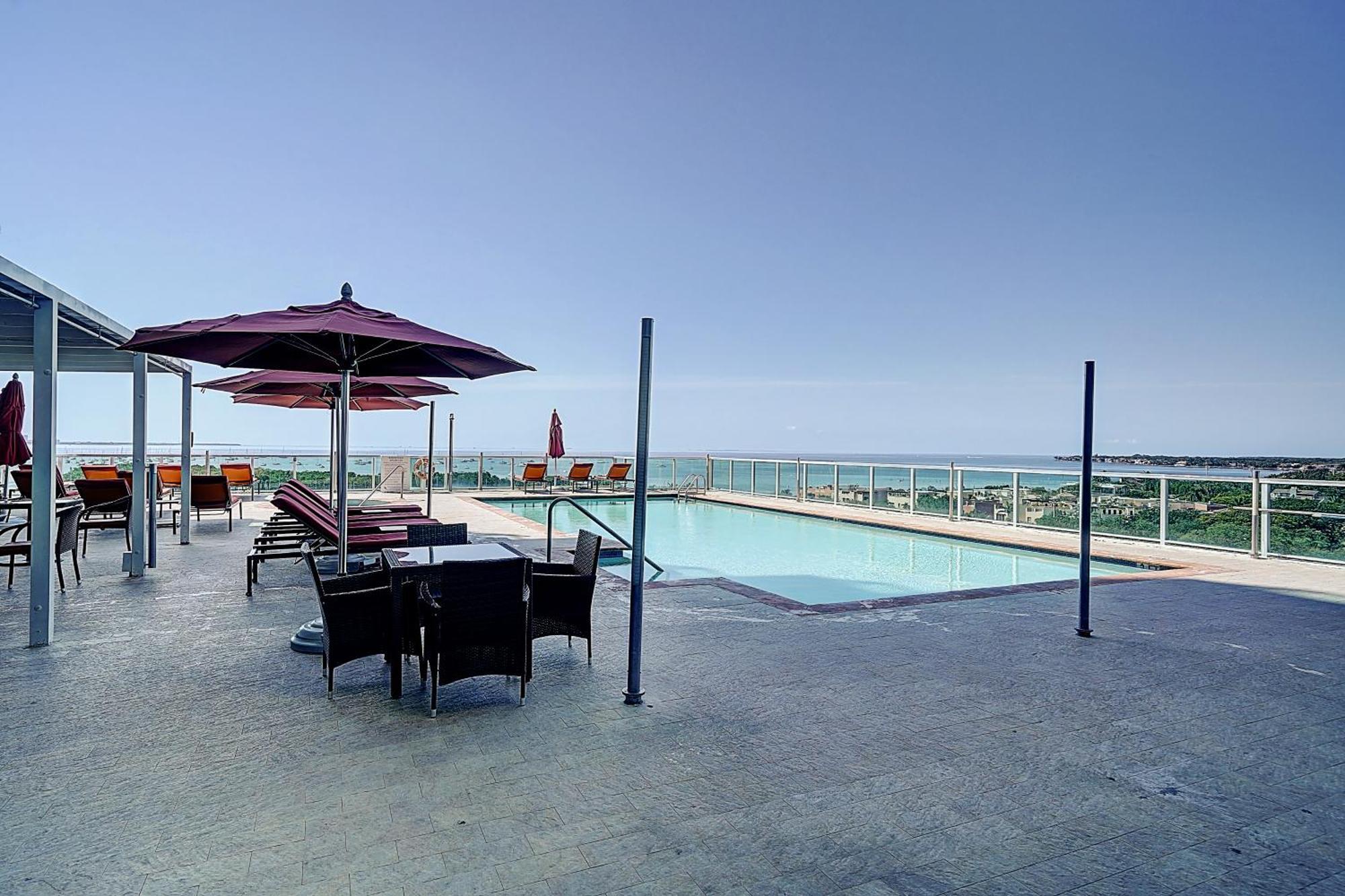 Breathtaking Direct Bay Views 2 Bedroom With Parking Apartment *