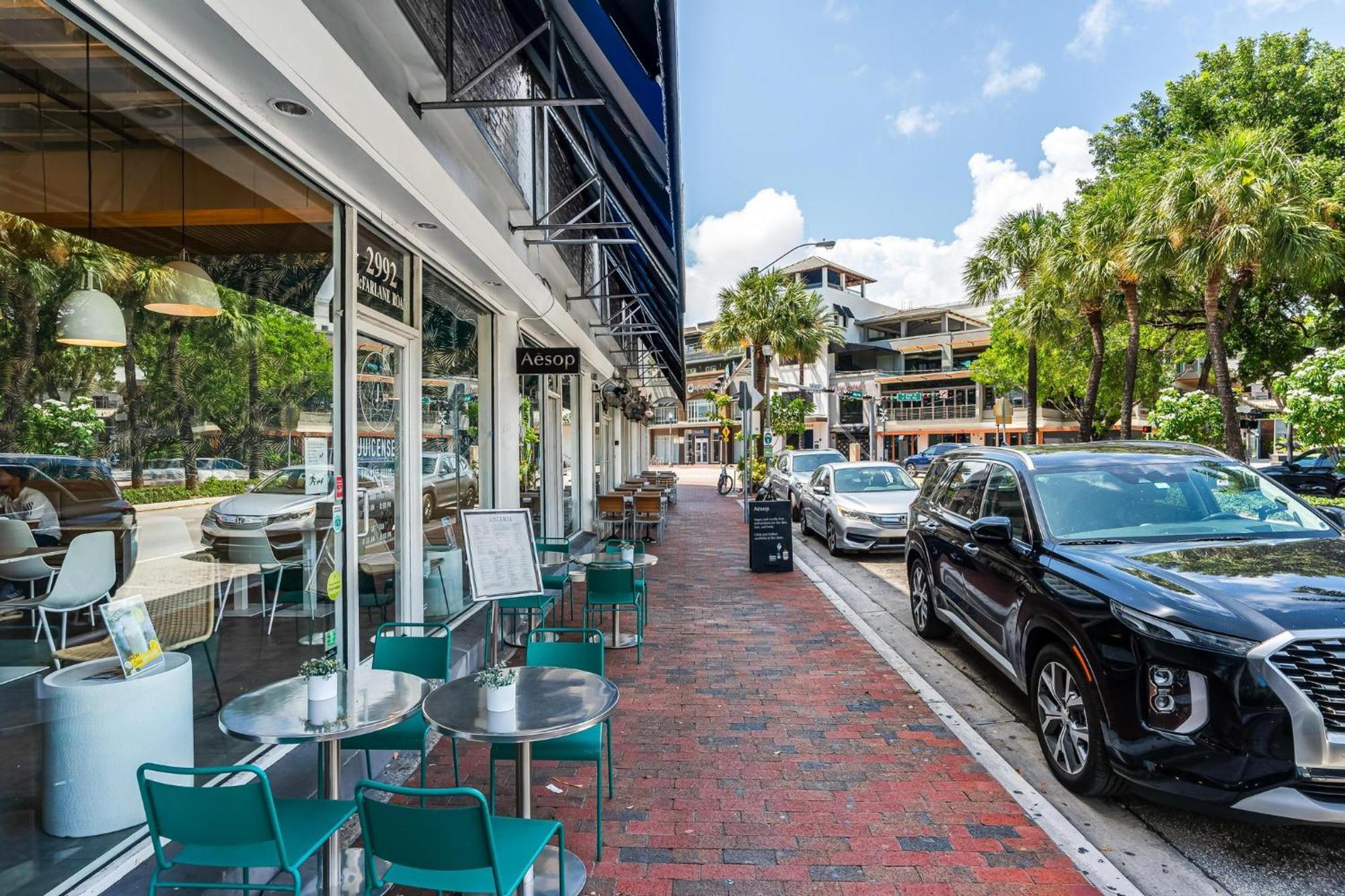 Apartment Breathtaking Direct Bay Views 2 Bedroom With Parking *