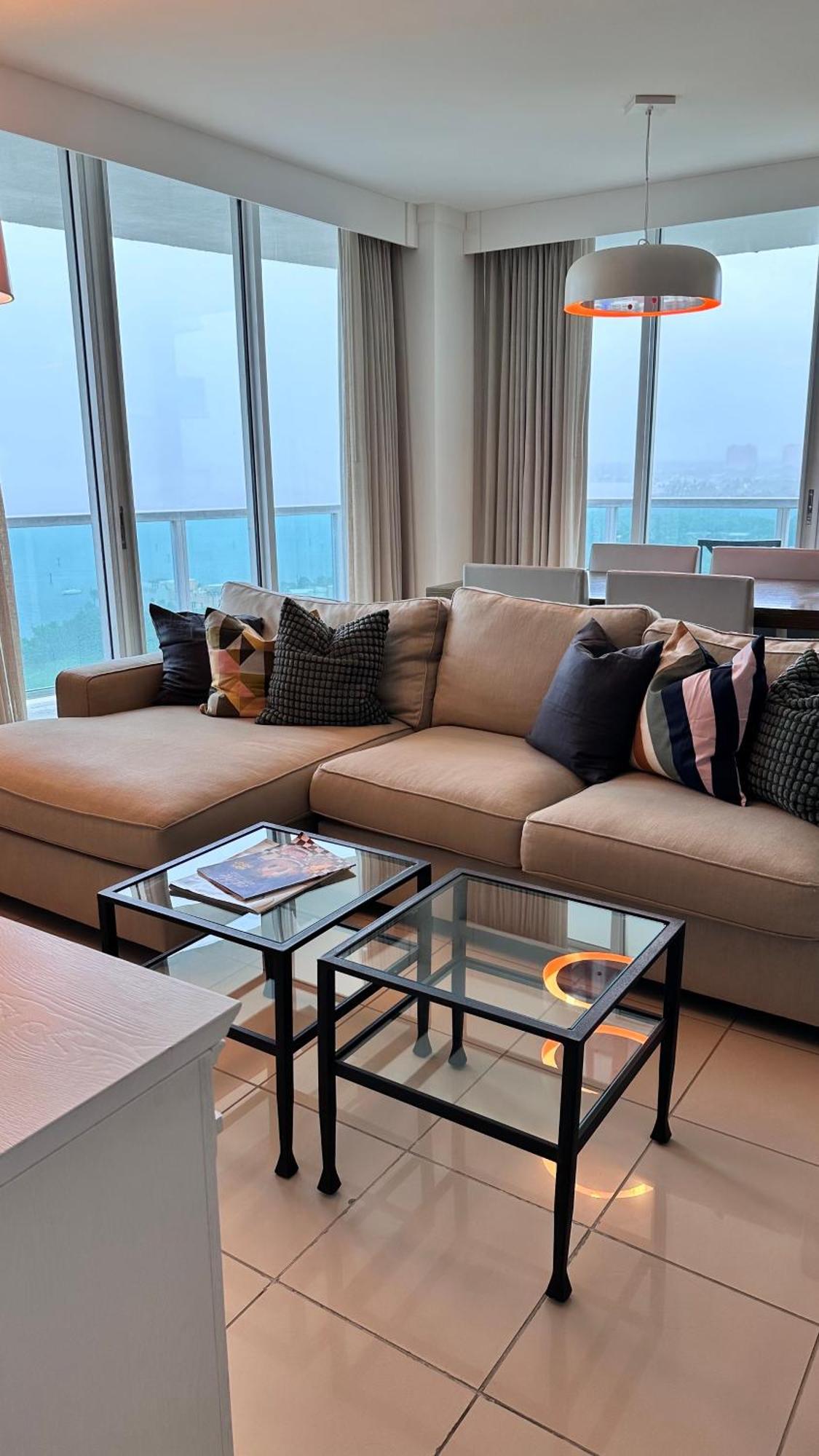 Breathtaking Direct Bay Views 2 Bedroom With Parking Apartment