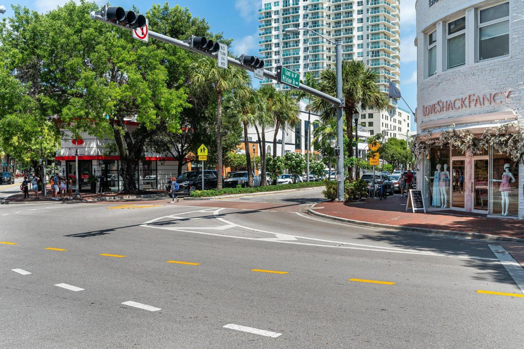 Breathtaking Direct Bay Views 2 Bedroom With Parking *