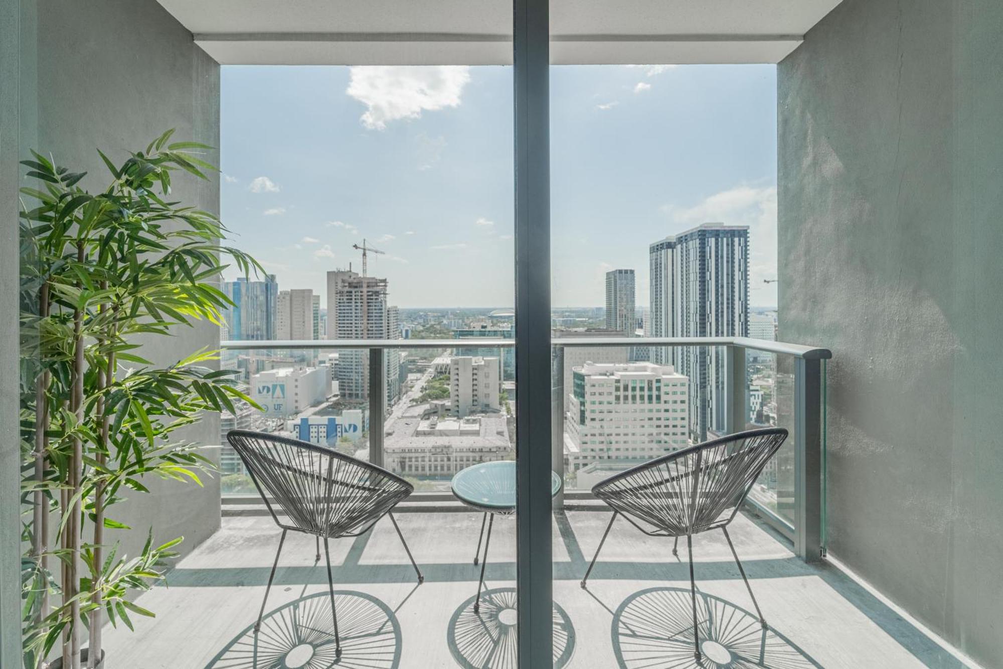 Tr 2 Bedroom, 1 Bedroom, And With Balconies * Miami