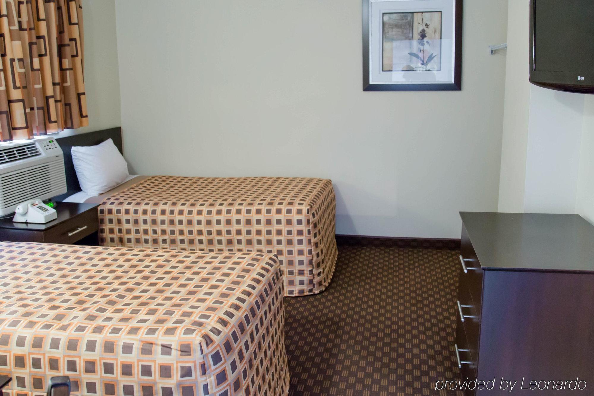 Hometowne By Red Roof Orlando South 2*