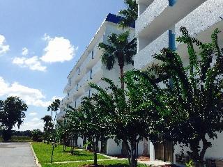 Lake Cecile And Suites Hotel