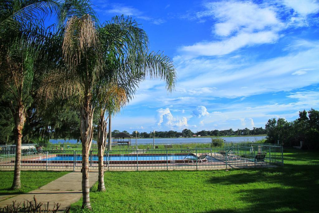Palm Lakefront And Hostel Celebration