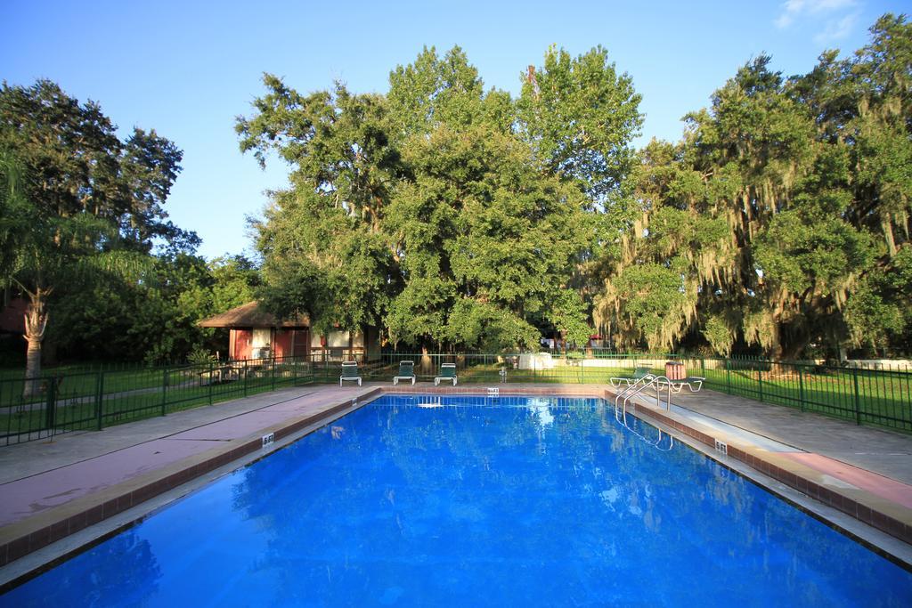 Palm Lakefront And Hostel