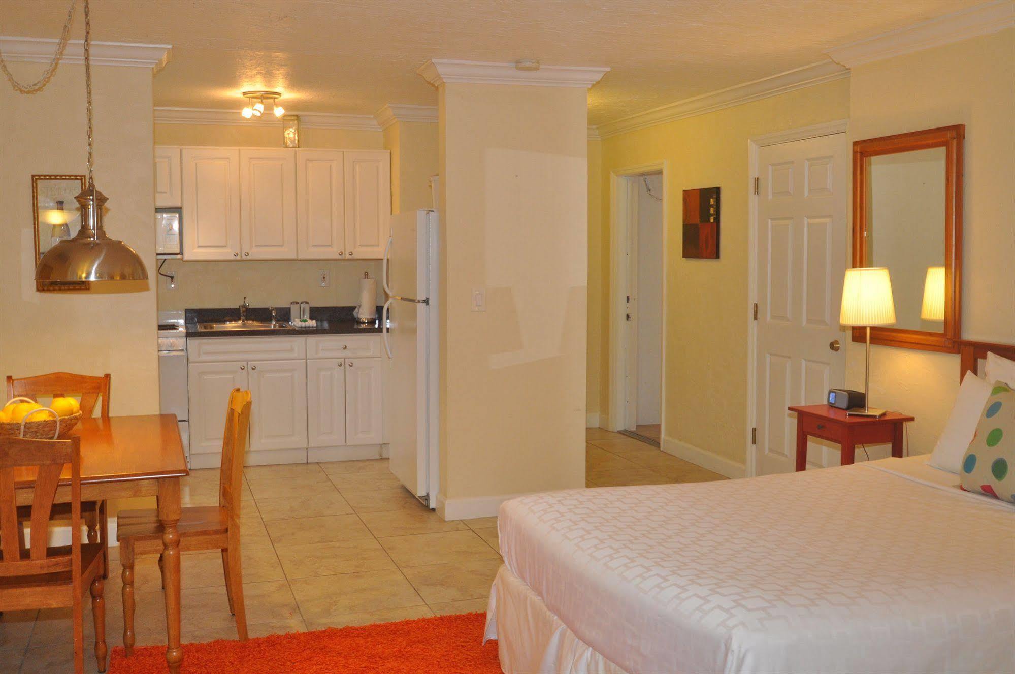 Cocobelle - Lauderdale Hotel