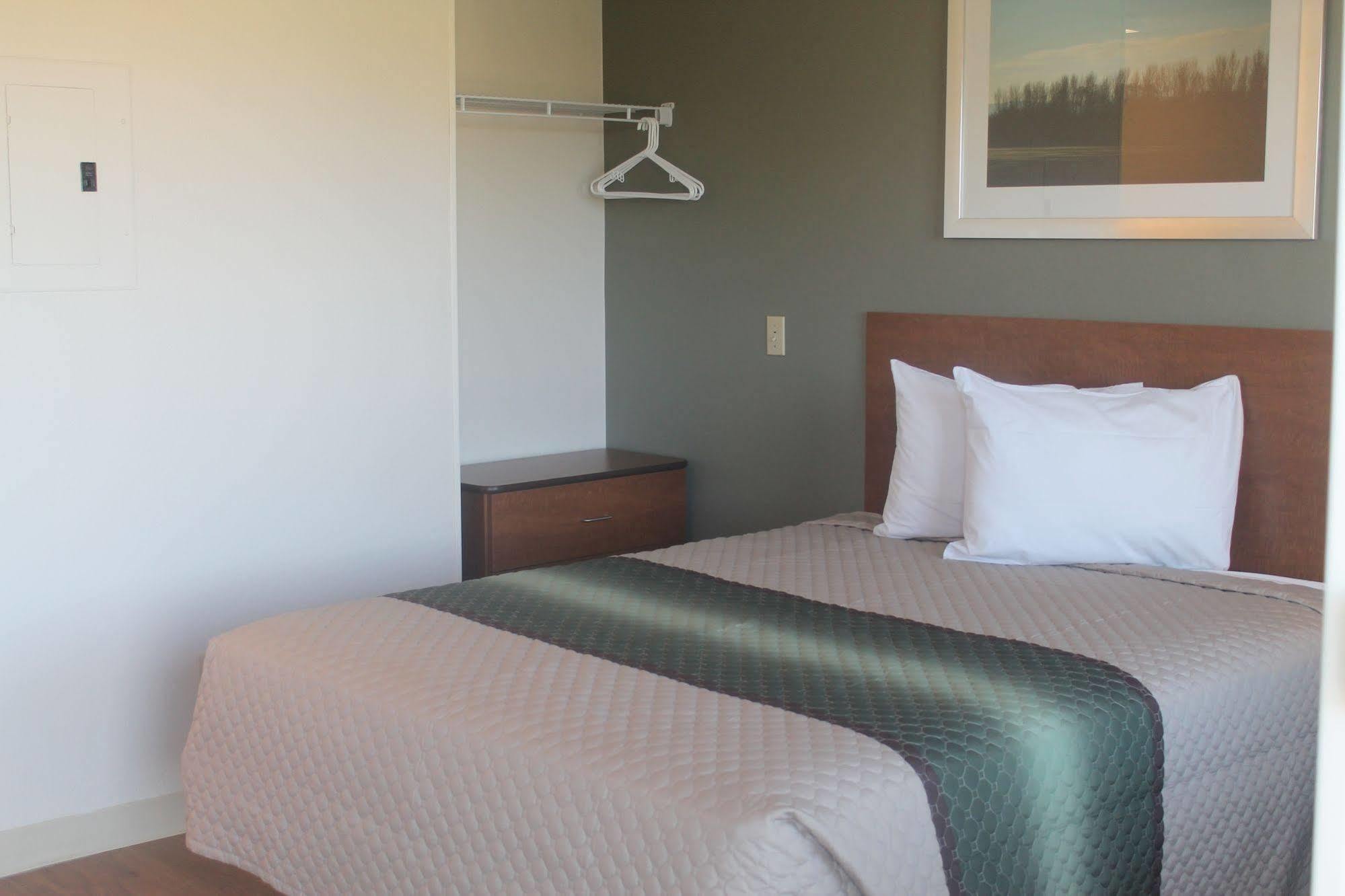 Hometowne By Red Roof Orlando - Ucf Area Motel 2*