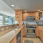 Coastal Condo With Pool, Walk To Clearwater Beach!