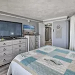 Bright Daytona Beach Condo With Community Pool!