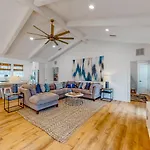 Cottages Of Crystal Beach: Clipper Cove
