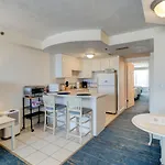 Oceanfront With Kitchen And Wifi Sleeps 6