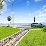 Deco Drive Waterfront 1Bed Apartment On The Bay