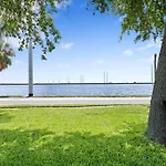 Deco Drive Waterfront 1Bed Apartment On The Bay