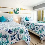 Beachfront With Free Beach Service!Private Balcony