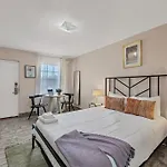 Located By The Beach 1 Bedroom With Parking And Pool