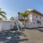 Located By The Beach 1 Bedroom With Parking And Pool