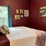 Sweet Stay With Fully Fenced Yard
