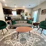 Sweet Stay With Fully Fenced Yard