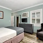 Shoreline Suites & Cabana Cottages - Beachfront