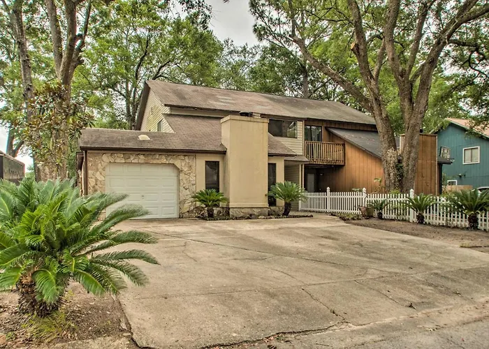 2-Story Pensacola Home With Game Room And Private Yard