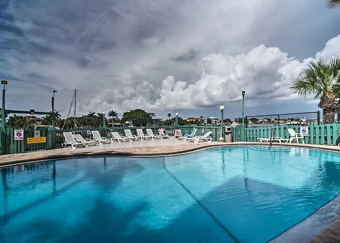 Coastal Condo With Pool, Walk To Clearwater Beach!