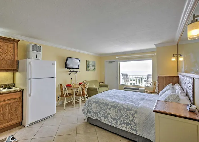 Daytona Beach Studio With Oceanfront Balcony And Pool!