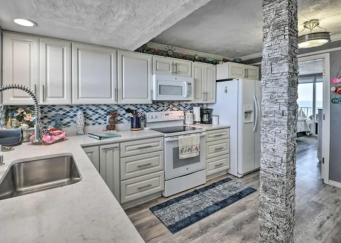 Bright Daytona Beach Condo With Community Pool!